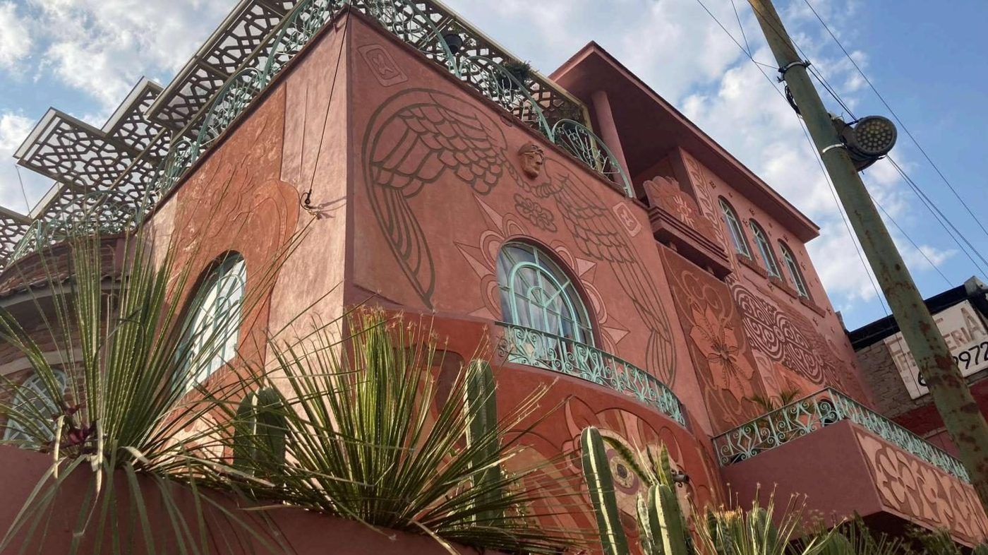Fachada de una casa con esgrafiado en relieve